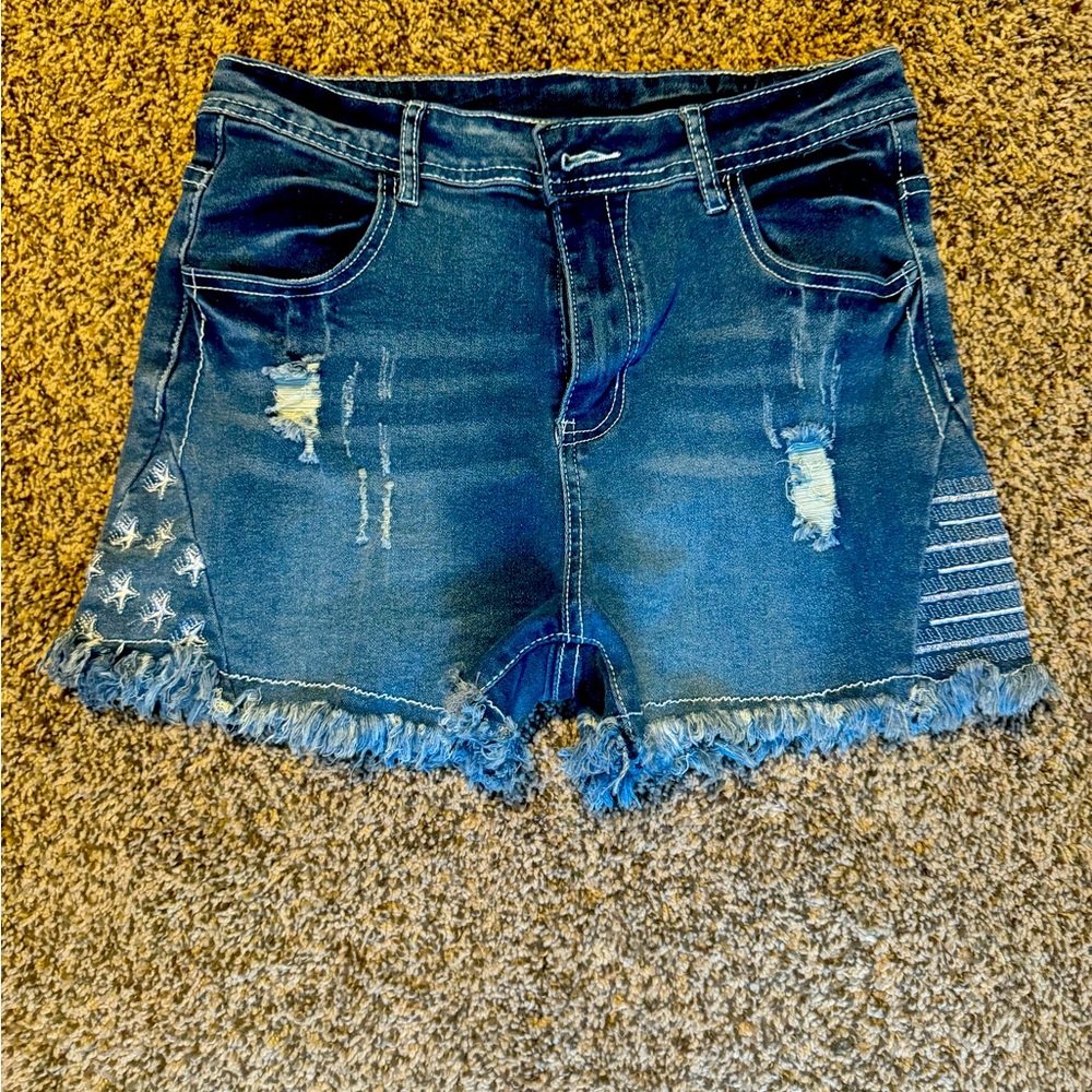 Cut off shorts (manufacturer made to appear as cut offs) Large, (size 6 or 8)